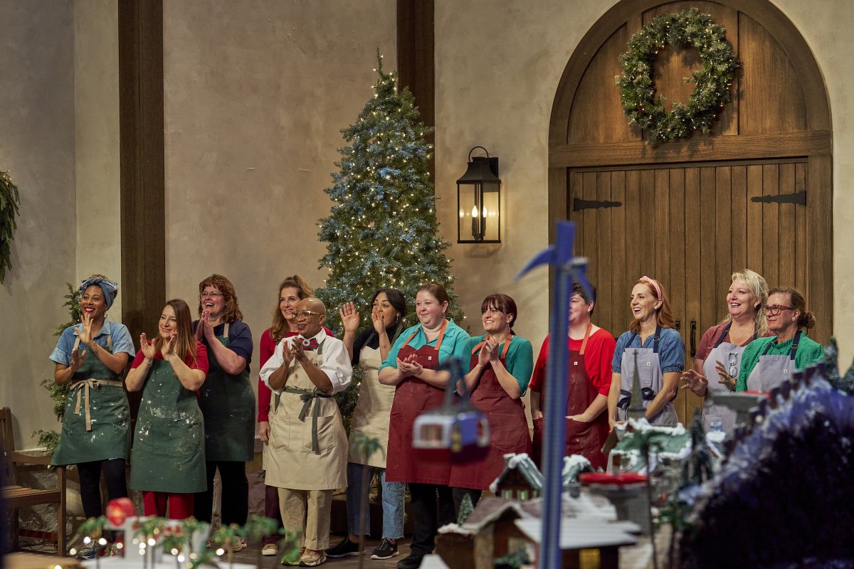 FoodNetwork's tweet photo. Oliver Hudson is back to guide the remaining teams through their toughest challenge yet: gingerbread that moves 🫣 Joining him is guest judge D'Arcy Carden to help decide who makes the finale...and who’s heading home.
 
#GingerbreadLand: The Biggest Little Holiday Competition continues NEXT at 9|8c on @magnolianetwork and @foodnetwork!