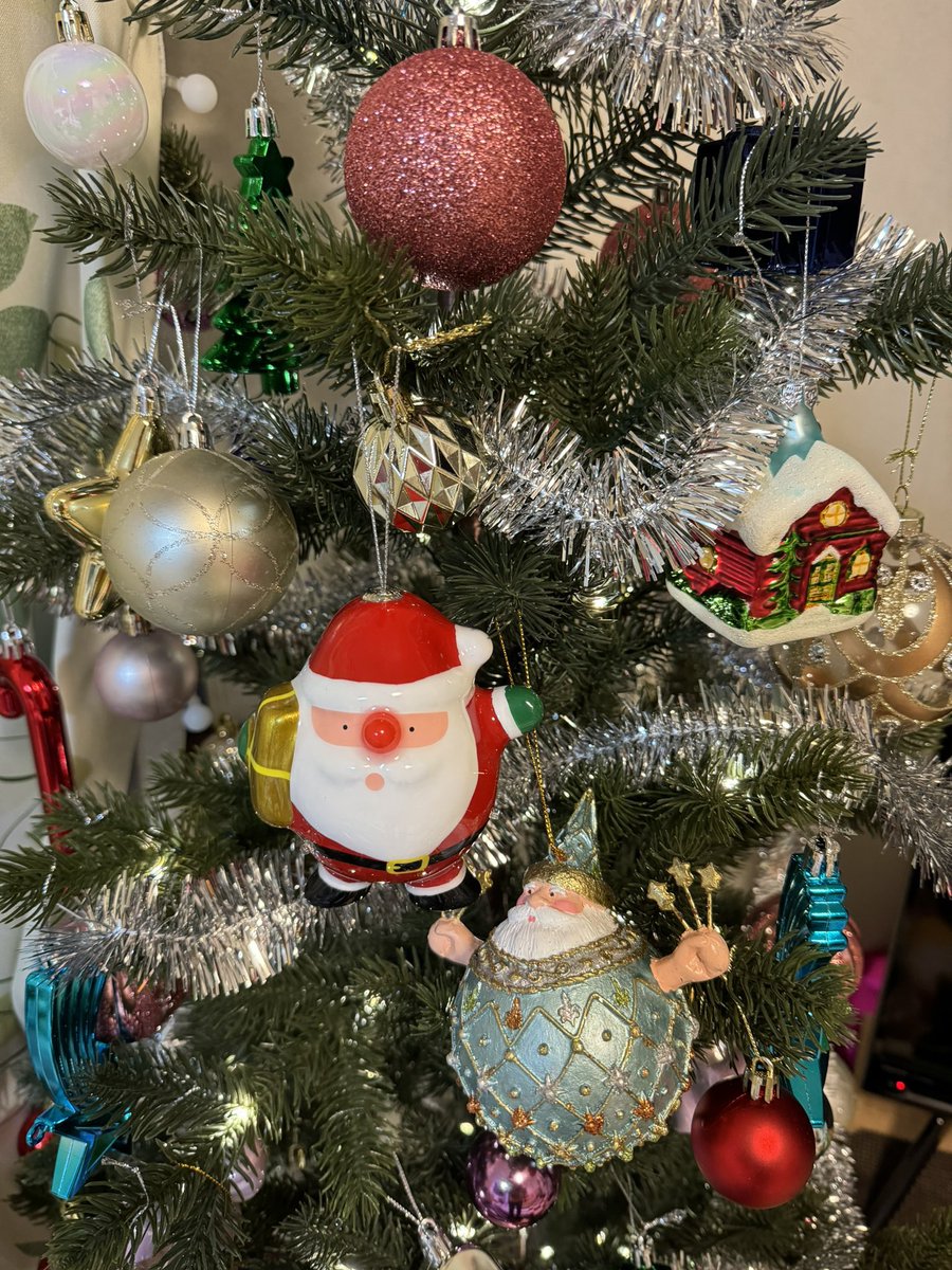 「我が家もクリスマスツリー出しました サンタさんは光ります」|なるあすくのイラスト