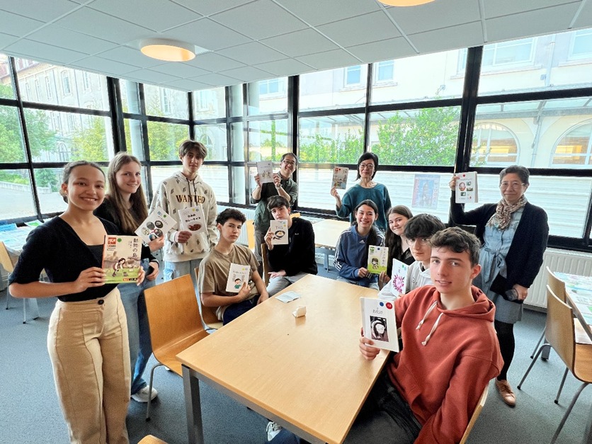 Japanfoundation's tweet photo. 【#ここでもニホンゴ Vol.21】タイトル：「読めた！」の喜びをフランス中に ―MCJPの多読サロンの旅

国際交流基金パリ日本文化会館（MCJP）では日本語の「多読」活動に力を入れています。
多読本と呼ばれる教材には絵や写真がたくさん入っているので、ひらがなを勉強したばかりの学習者でも楽しめます。活動のメインは「出前多読サロン」で、スーツケースに数百冊の多読本を詰め込んで、これまでに、高校、大学、日本語学校、日本語補習校など70以上の機関に出向き、のべ2000名近くに多読をお届けしました！
下記のMCJPぼくよむ文庫のサイトから、MCJPの 多読本をご覧いただけますので、是非皆さんも多読の世界を覗いてみてください。
https://t.co/FFpZIt6b6Z

▼フランスの日本語教育事情についてはこちらをご覧ください。
＜JF日本語教育　国・地域別情報2023年度＞
https://t.co/v9E5vnNgAM
#JF #国際交流基金 #日本語教育 #日本語専門家 #フランス #パリ日本文化会館 #japanfoundation #多読