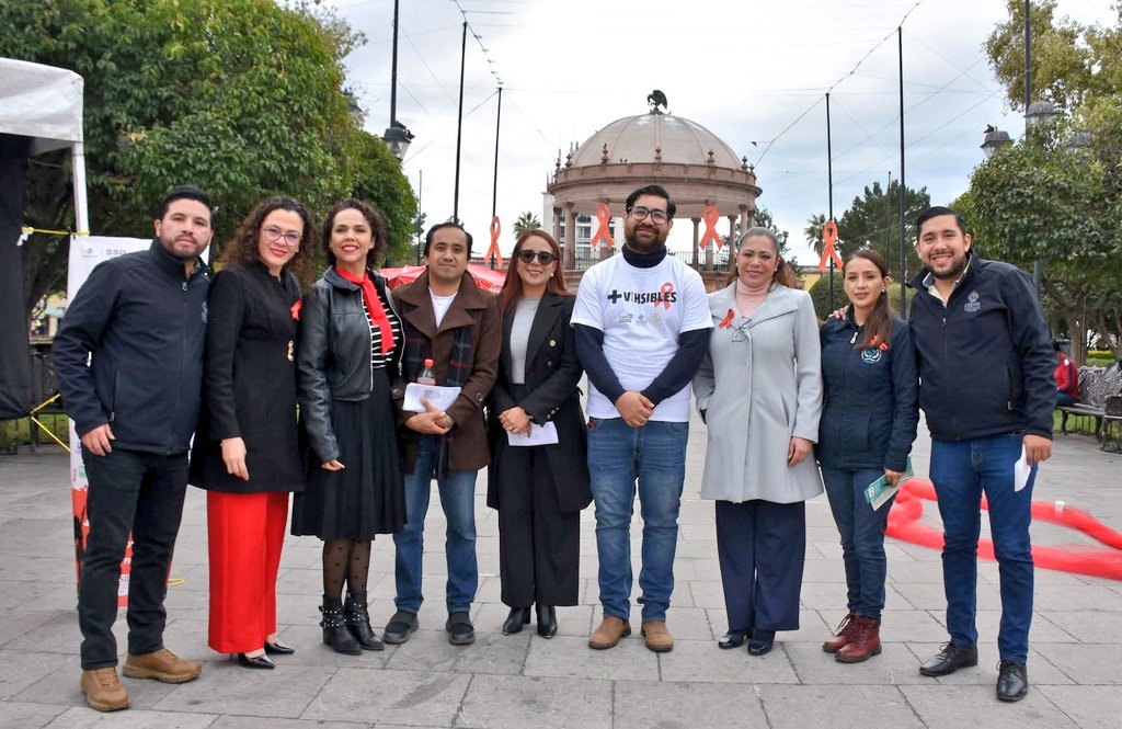 Se instaló el Módulo Informativo y de Orientación Jurídica de la #CEDHD, en la campaña de pruebas rápidas de #VIH realizada por la Organización Civil #CasaArcoíris en el marco #1dediciembredíainternacionaldelaluchacontraVIHSida.
#TrabajamosParaQueLosDDHHSeVivan🕊
#DHALaPaz