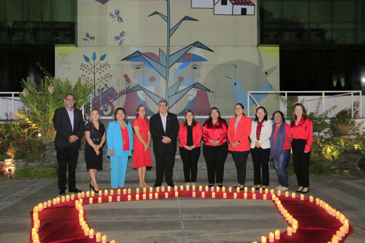 PDDHElSalvador's tweet photo. La #AdjuntaDDHH y #AdjuntaDESCA fueron parte del encendido de velas en memoria de quienes perdieron la vida o enfrentan #VIH. Una lucha que cuenta con el compromiso de la #ProcuradoraDDHH @RaqueldeGuevara, quien impulsa acciones de coordinación en el país y a nivel internacional. https://t.co/m2MWCmUC1Q