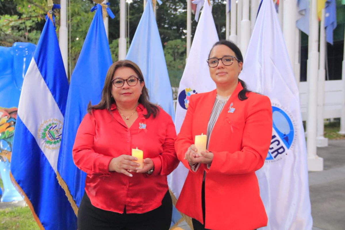 PDDHElSalvador's tweet photo. La #AdjuntaDDHH y #AdjuntaDESCA fueron parte del encendido de velas en memoria de quienes perdieron la vida o enfrentan #VIH. Una lucha que cuenta con el compromiso de la #ProcuradoraDDHH @RaqueldeGuevara, quien impulsa acciones de coordinación en el país y a nivel internacional. https://t.co/m2MWCmUC1Q