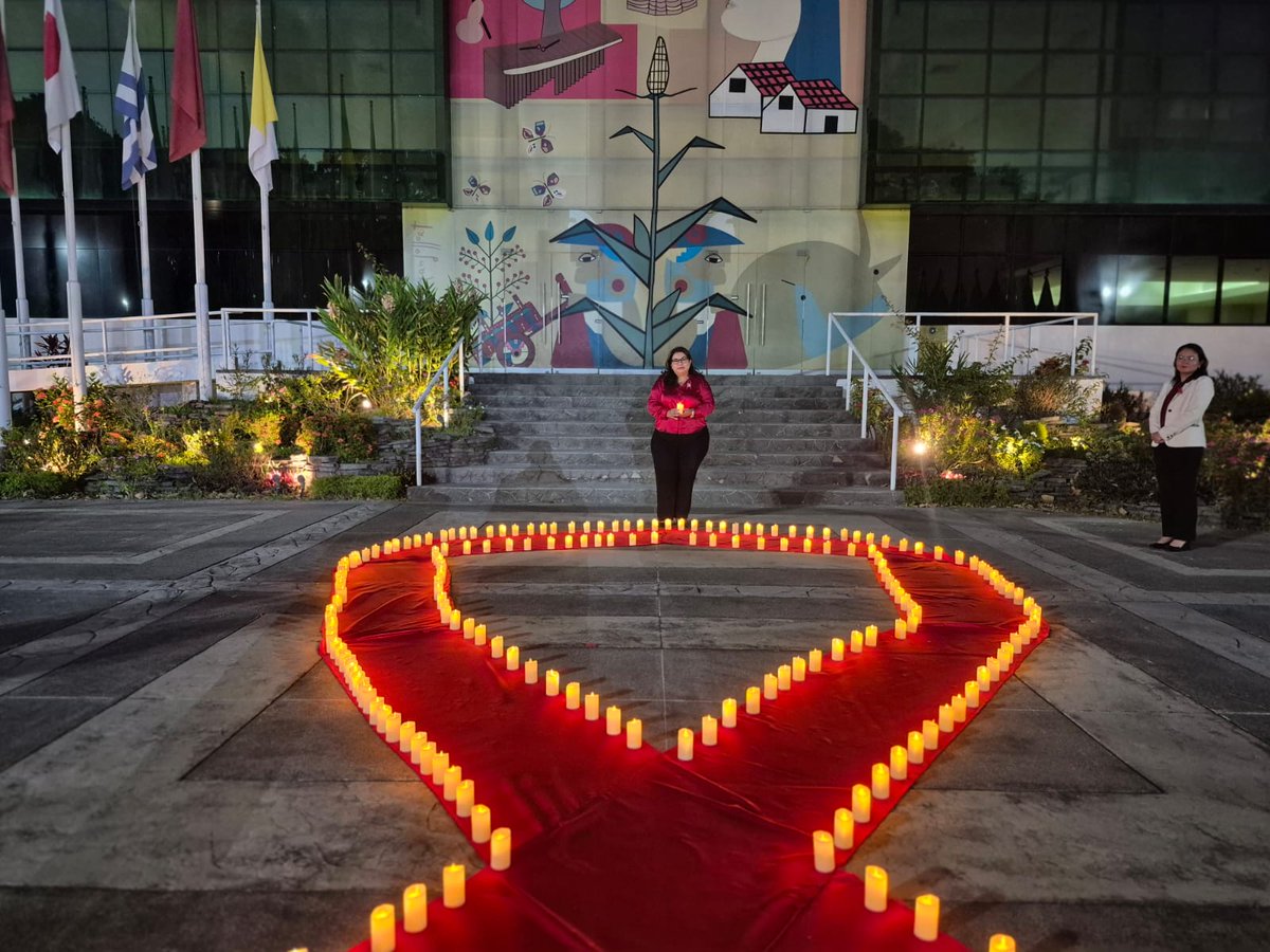 PDDHElSalvador's tweet photo. La #AdjuntaDDHH y #AdjuntaDESCA fueron parte del encendido de velas en memoria de quienes perdieron la vida o enfrentan #VIH. Una lucha que cuenta con el compromiso de la #ProcuradoraDDHH @RaqueldeGuevara, quien impulsa acciones de coordinación en el país y a nivel internacional. https://t.co/m2MWCmUC1Q