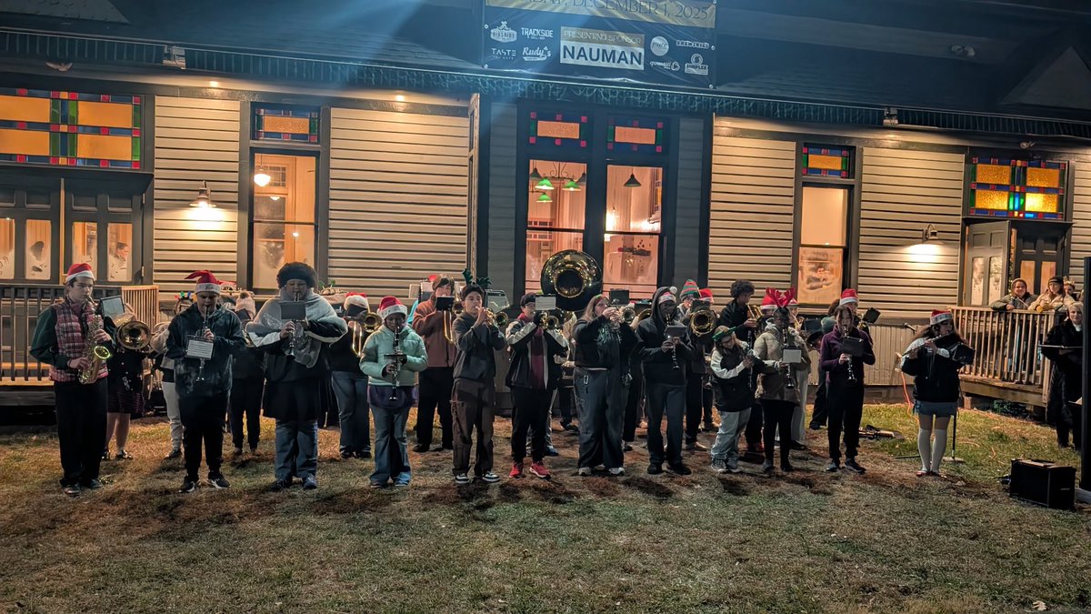The Eastburg Band kicked off December and the holiday season with a performance at the Dansbury Tree Lighting! They mixed festive favorites with fun tunes to create a whole lot of joy. 🎄🎶