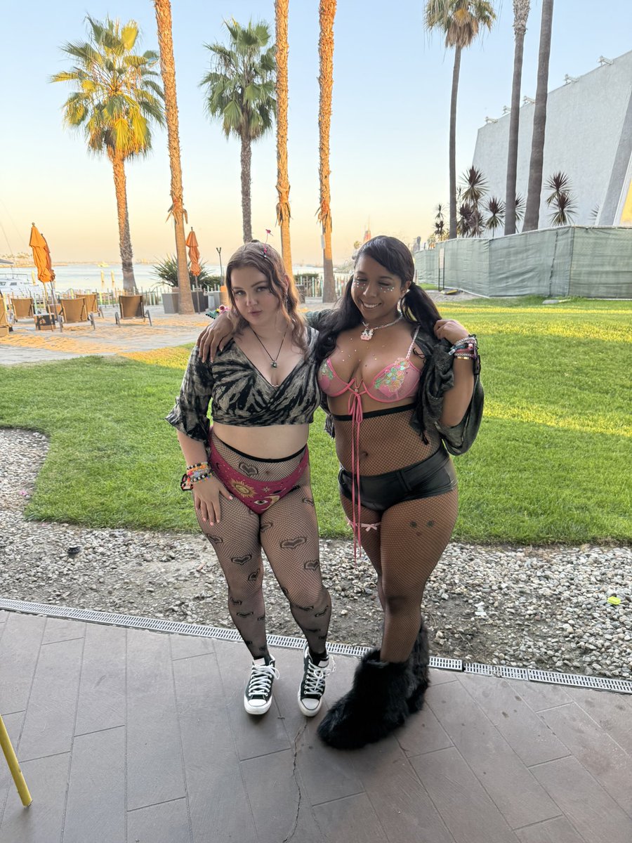 Eliza Eves 🍑 tweet media