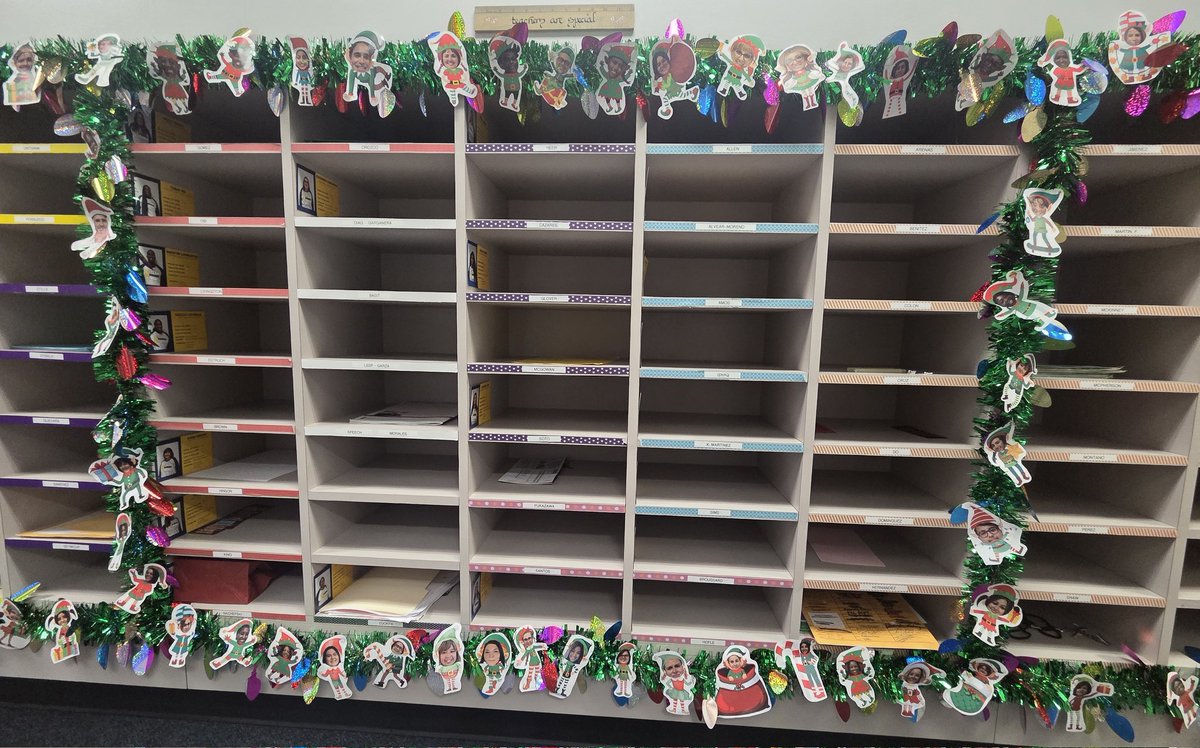MatturroMEd's tweet photo. We have quite a few #elves hanging out @HicksTigers !!! Thanks @srauda91 for helping to kick off our holiday festivities with some fun decor!! #littlecrafting 🚥🎄 #mostwonderfultimeoftheyear https://t.co/6cI6zxpxMH
