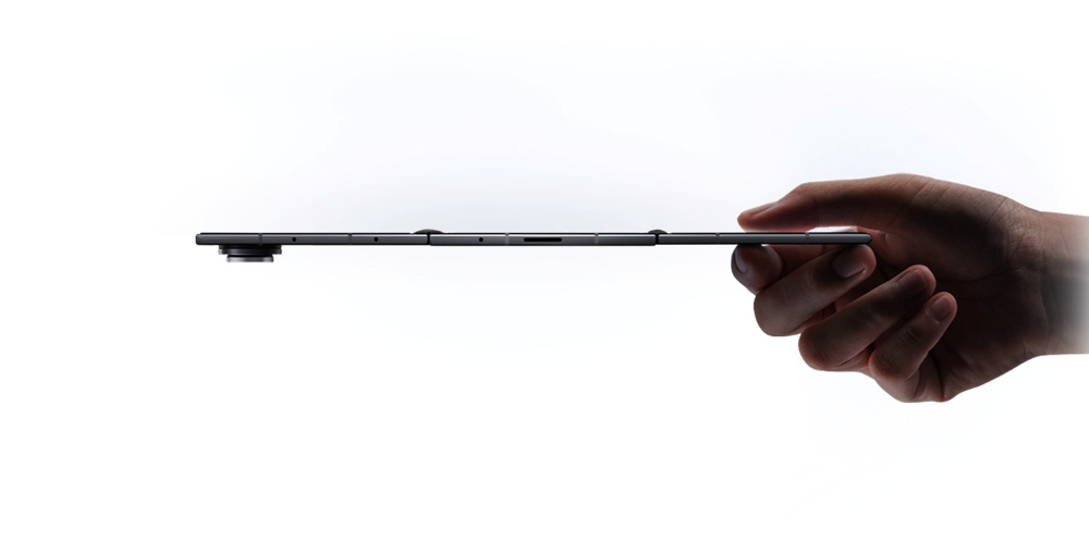 UniverseIce's tweet photo. Breaking news！
 Samsung has just unveiled its first inward-folding tri-fold device: Galaxy Z TriFold.
It measures only 3.9 mm when unfolded and 12.9 mm when folded, weighing 309 grams.
The outer display is 6.5 inches and the inner display reaches 10.0 inches.
Camera setup: 12 MP ultra-wide, 200 MP main, and 10 MP telephoto, the same configuration as the Fold7.
It features a 5600 mAh battery, 45 W charging, and the Snapdragon 8 Elite for Galaxy processor.
The only available color is Refined Black.