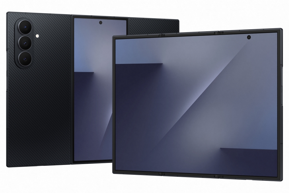 UniverseIce's tweet photo. Breaking news！
 Samsung has just unveiled its first inward-folding tri-fold device: Galaxy Z TriFold.
It measures only 3.9 mm when unfolded and 12.9 mm when folded, weighing 309 grams.
The outer display is 6.5 inches and the inner display reaches 10.0 inches.
Camera setup: 12 MP ultra-wide, 200 MP main, and 10 MP telephoto, the same configuration as the Fold7.
It features a 5600 mAh battery, 45 W charging, and the Snapdragon 8 Elite for Galaxy processor.
The only available color is Refined Black.