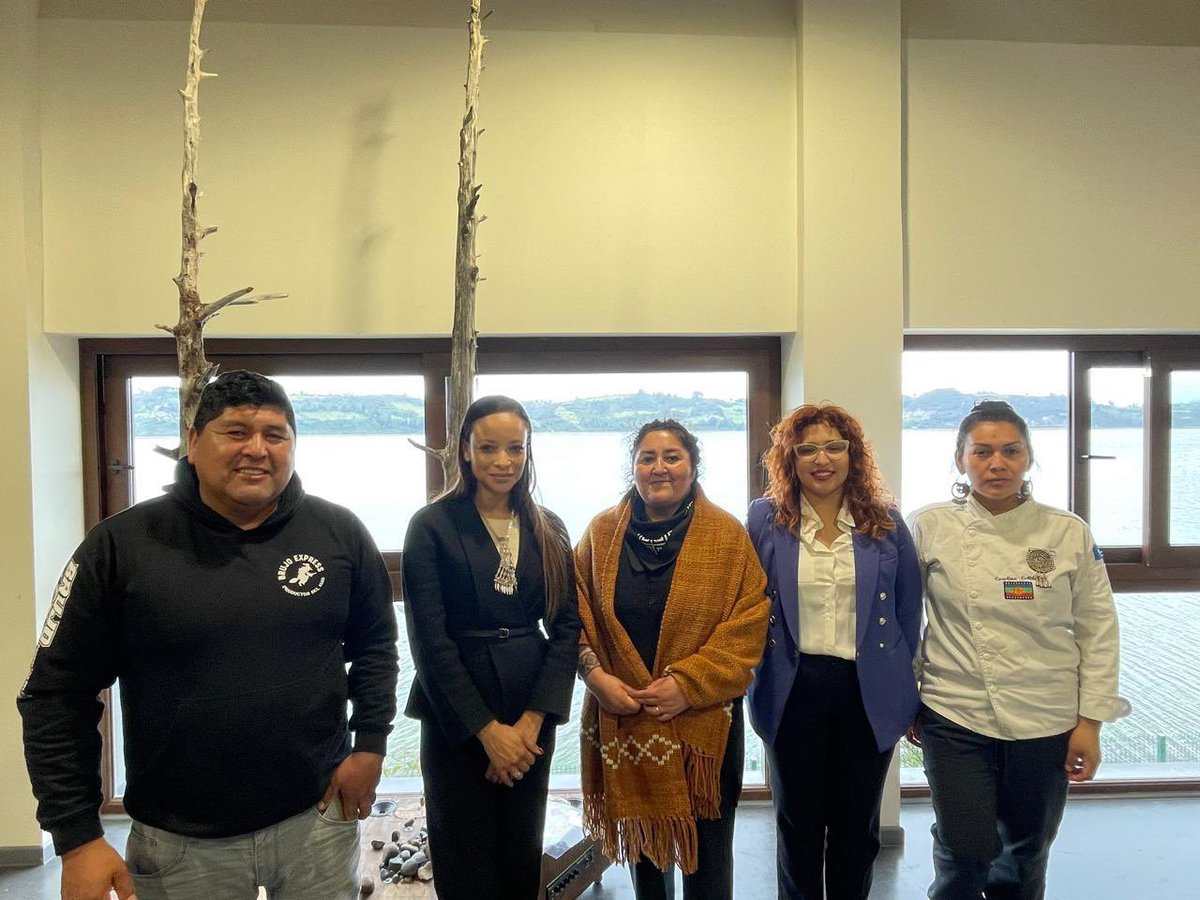 A 25 años del sitio de Patrimonio Mundial Iglesias de Chiloé, la directora <a href="/ekuischlaroche/">Esther Kuisch Laroche</a> se reunió con el equipo de la Municipalidad de Castro y con cocineros patrimoniales de Quellón para abordar la riqueza cultural y gastronómica de la zona y sus oportunidades de desarrollo🥙