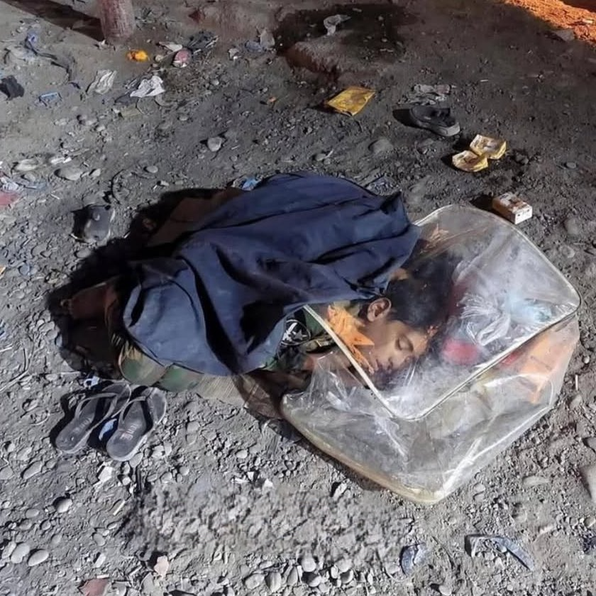 Niños palestinos huérfanos duermen en el suelo de las calles de la ciudad de Gaza e intentan protegerse del frío invernal cubriendo su cabeza con una bolsa de plástico.

En Gaza los niños son condenados a morir de frío mientras los colonos sionistas adinerados venidos de