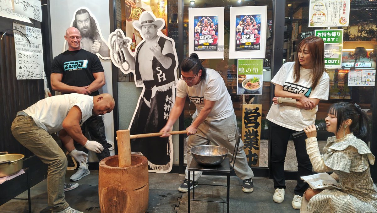 DAHLIA0419's tweet image. #2025年を振り返る
1月17日 東スポ居酒屋青ノ山 
新生ZERO1 餅つき大会🎑

横山選手が田中選手の手をついてしまう痛々しい場面も😂‼️
恐る恐る見ている工藤さんが印象的🤣

現在はZERO1リングアナとしても活躍している朝日奈ゆうさんとはこの日が記念すべき初対面でした☺️

#工藤めぐみ
#pwzero1