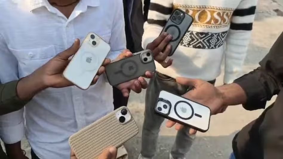 CurrentByte's tweet image. न होगा डिलीट, न डिसेबल... आपके फोन में &apos;संचार साथी&apos; ऐप से क्या चाहती है सरकार? विपक्ष ने उठाए सवाल

दूरसंचार विभाग ने सभी नए मोबाइल फोनों में #SancharSaathiApp को प्री-इंस्टॉल करना अनिवार्य कर दिया है l यह ऐप फोन सेटअप के दौरान दिखना चाहिए और इसे डिसेबल नहीं किया जा सकेगा l…