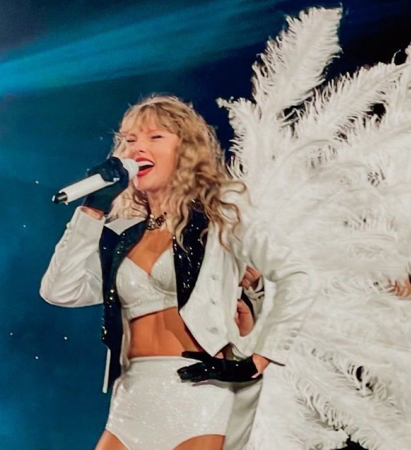 everslay13's tweet image. oh ttpd set i cannot wait to see you