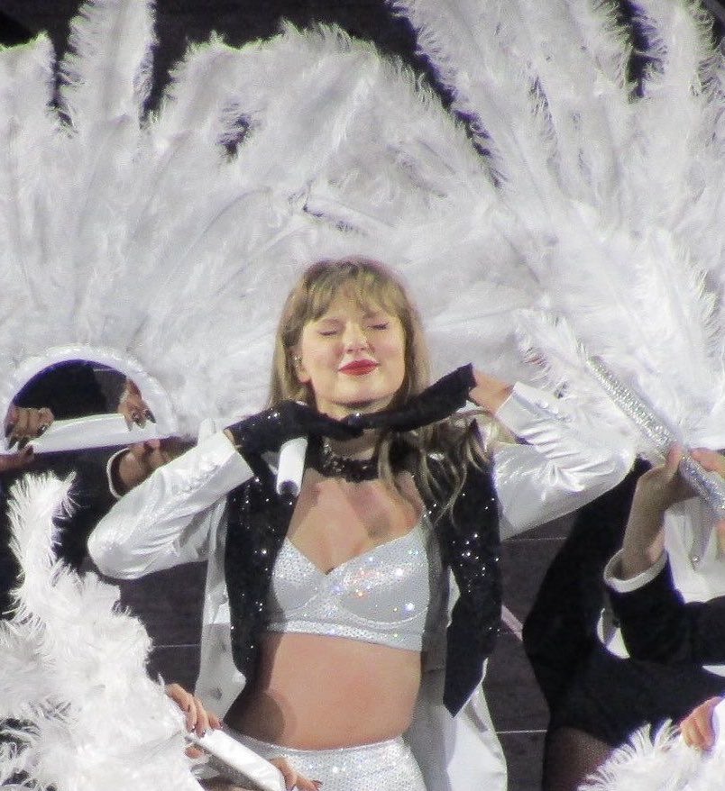 everslay13's tweet image. oh ttpd set i cannot wait to see you