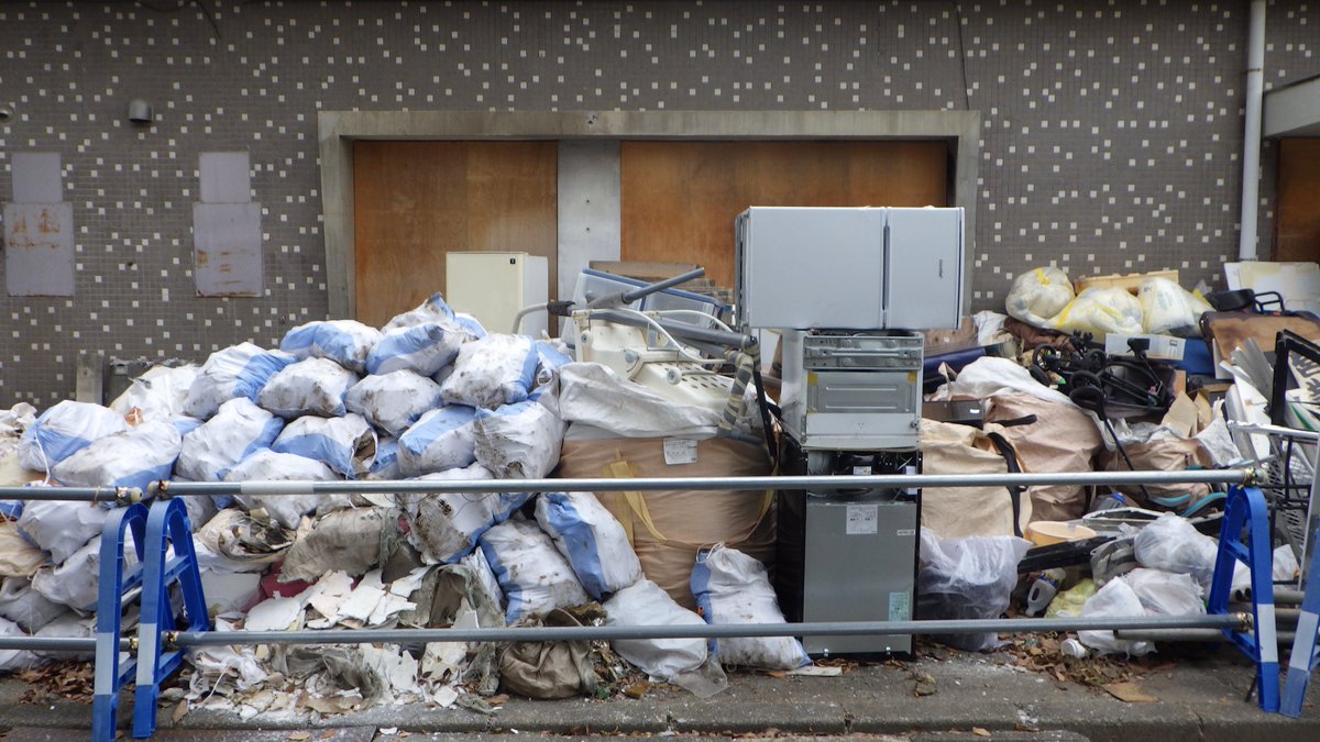 家屋の解体に伴って生じた #産業廃棄物 等を他人の土地に搬入して放置し、不動産を侵奪した被疑者を検挙しました。
#不法投棄 する者などを見かけたら警察に通報をお願いします。
#不動産 #侵奪 #実質的占拠 #解体 #土地 #占有 #放置