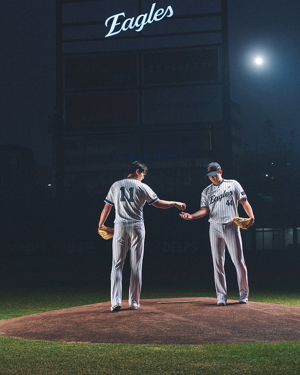 👓
[플레이어 상품 1차 라인업]
서울고 소년, 이글스 최초 우완 30세이브의 클로저가 되다.
김서현의 성장과 깊어진 마음을 담은
데뷔 첫 30세이브 플레이어 상품을 소개합니다.

👓상품리스트
1️⃣ 기념 유니폼 ₩149,000
2️⃣ 아이패치 ₩5,000
3️⃣ 포토카드 ₩5,500  
4️⃣ 카라비너 ₩10,000  
5️⃣