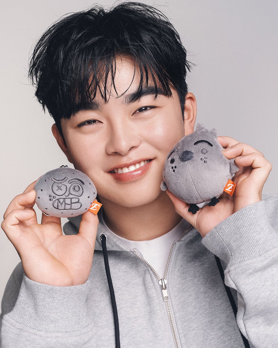 🪨
[플레이어 상품 1차 라인업]
한화이글스 역대 20대 타자 최다안타 2025시즌 전력질주를 보여준 문돌멩 문현빈의 플레이어 상품!

🪨상품리스트
1️⃣ 눈썹후드티 ₩99,000
2️⃣ 문돌멩 수리 ₩23,000
3️⃣ 문돌멩 키링 ₩13,000  
4️⃣ 문돌멩 포토카드 ₩5,500
5️⃣ 문돌멩 카라비너 ₩10,000
6️⃣ 눈썹