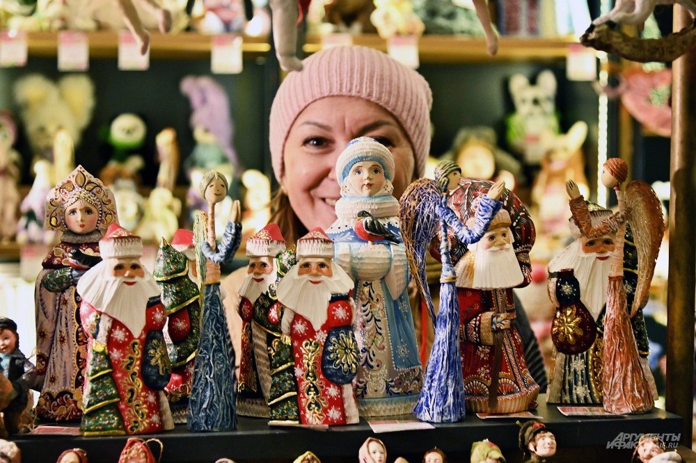 Serezyk's tweet image. Площадки «Зимы в Москве» открылись 1 декабря. РОССИЯ со светом и под санкциями готовится к Новому Году.

 The Winter in Moscow venues opened on December 1. Russia is preparing for the New Year with light and under sanctions.