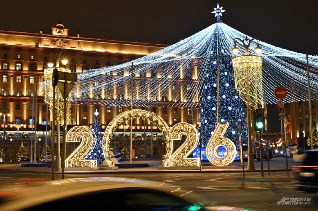 Serezyk's tweet image. Площадки «Зимы в Москве» открылись 1 декабря. РОССИЯ со светом и под санкциями готовится к Новому Году.

 The Winter in Moscow venues opened on December 1. Russia is preparing for the New Year with light and under sanctions.