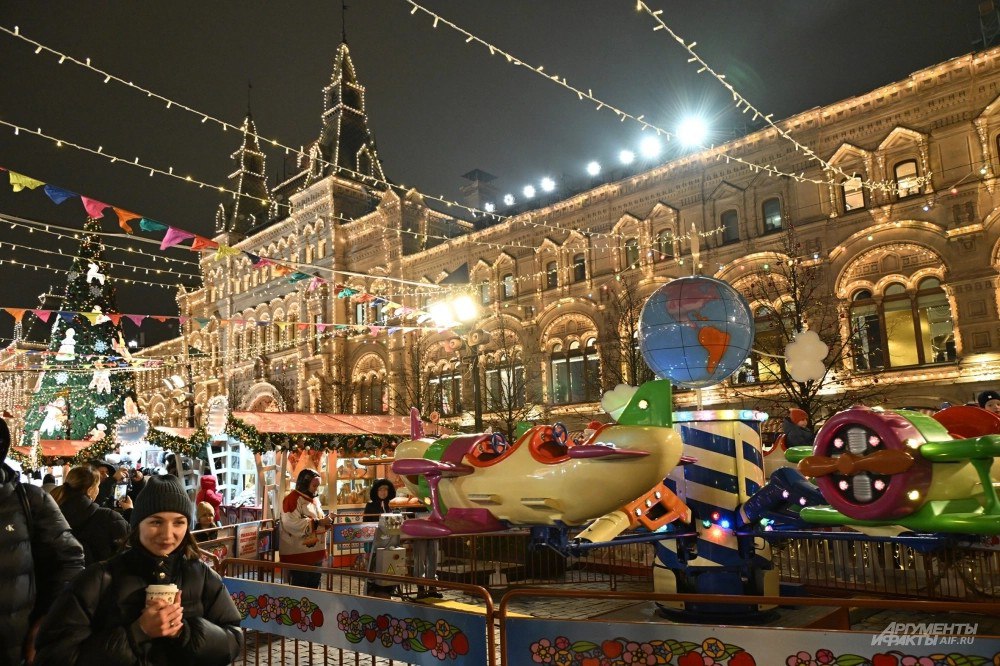 Serezyk's tweet image. Площадки «Зимы в Москве» открылись 1 декабря. РОССИЯ со светом и под санкциями готовится к Новому Году.

 The Winter in Moscow venues opened on December 1. Russia is preparing for the New Year with light and under sanctions.