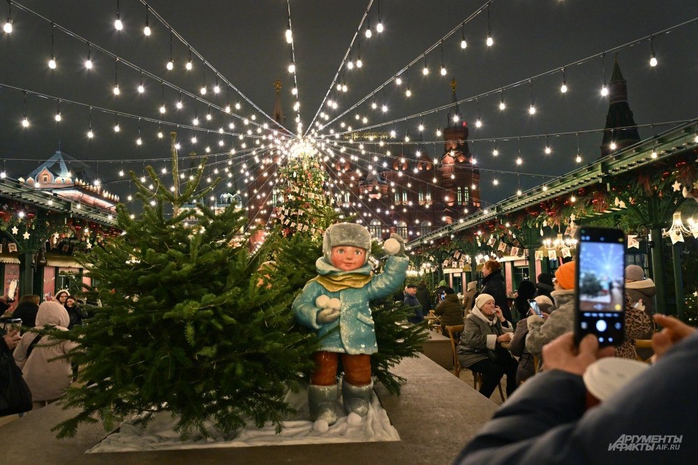 Serezyk's tweet image. Площадки «Зимы в Москве» открылись 1 декабря. РОССИЯ со светом и под санкциями готовится к Новому Году.

 The Winter in Moscow venues opened on December 1. Russia is preparing for the New Year with light and under sanctions.