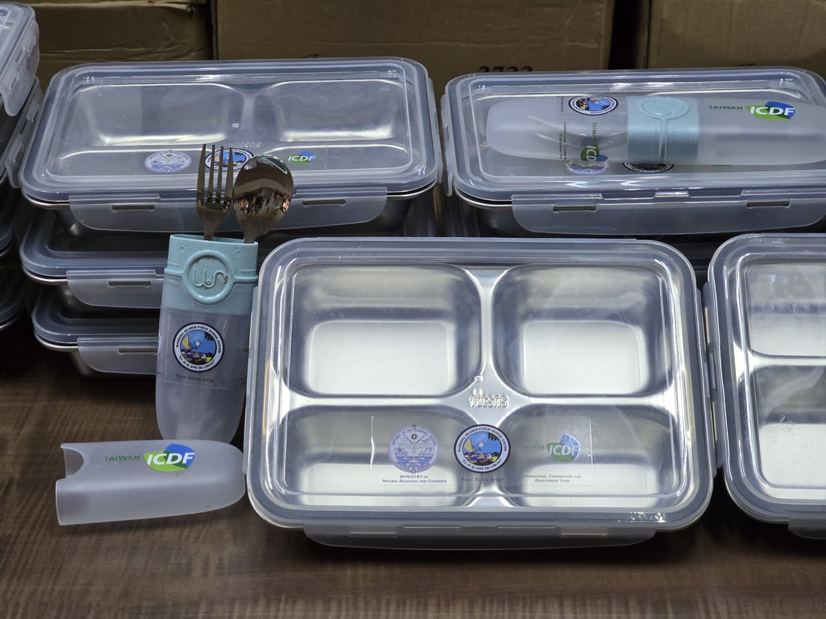 🇹🇼🤝🇲🇭On Nov 26, Chargé d’affaires Hank Liu and TTM Leader Mr. Lu joined the Minister of Education Gerald Zackios and MIHS Principal Barbara Ned for the Meal Box Donation Ceremony.
🍱 We donated 500 stainless-steel meal boxes and utensils to support better learning for students.