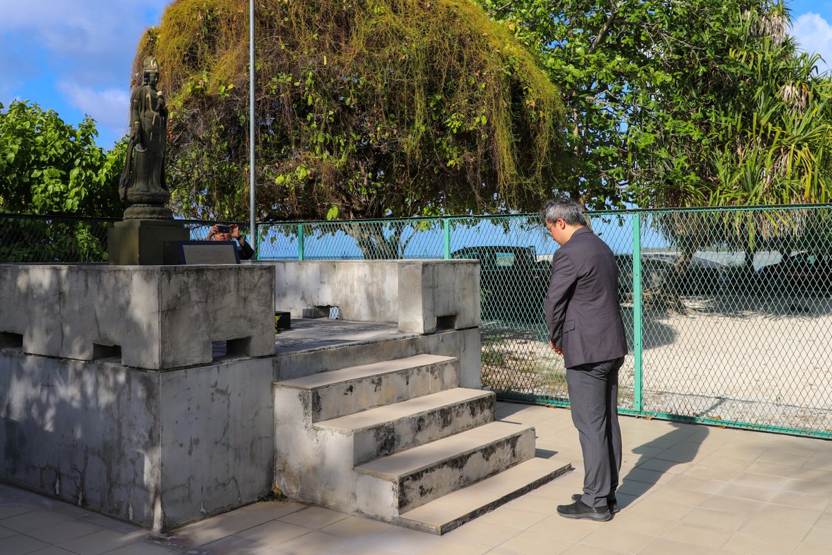 USAmbSuva's tweet photo. 🇺🇸🇰🇮 On November 20, I joined Kiribati Minister for Line and Phoenix Islands Development the Honorable Teimari Mikarite, Japanese Head of Mission Ikeda Hirotsugu, and Korean Charge d'Affaires Myong-jun Kim in laying wreaths at monuments honoring the Japanese and Korean soldiers who lost their lives here in 1943. This was a day of solemn remembrance of the sacrifices made 82 years ago, but our solidarity as allies and partners today demonstrates for the world the possibilities for peace.  

N Nobembwa 20 ao I reitaki ma Te Minita mai Kiribati ibukin Te karikirake iaon Te Aono n Raina ma Tabuaeran ae Honorable Teimari Mikarite, Mataniwiin Tiaban nakon Kiribati ae Ikeda Hirotsugu ao n ikotaki ma ana Tia Tei Korea ae Myong-jun Kim ni katokai mwae iaon kanuuringa ao ni karineia tautian Tiabaan ao Korea ake a bua maiuia ikai n 1943. Te bong ae rine are ti a uringia iai naake a tia n anga maiuia 82 te ririki n nako, ma ti katiteuanaaki n arora n reitaki ao n iraorao n te bong aei e bon katonua nakon te aonnaba bwa uaiakinan te rau e bon kona n riki.

#USwithKiribati