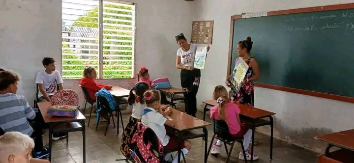 Las promotoras culturales del Puerto de #Manatí, desarrollan actividades en el Centro Mixto Camilo Cienfuegos sobre la enseñanza de los símbolos patrios a nuestros niños. #Cuba, #PoderPopular, #AsambleaManatí, #RevoluciónCubana, <a href="/LorenzoOsbel/">Osbel Lorenzo</a> , <a href="/YelenysLasTunas/">Yelenys Tornet Menéndez</a> .