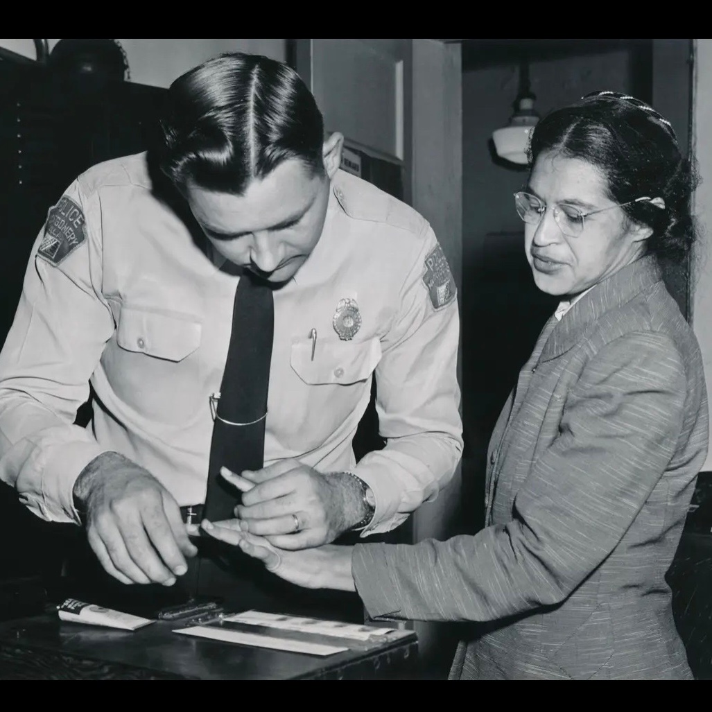 TammiMinoski's tweet image. #OTD 1955: Activist #RosaParks refused to give her seat to a white passenger on a Montgomery, Alabama city bus.
Parks was arrested under a city law which deputized bus drivers to enforce segregated seating. #USHistory