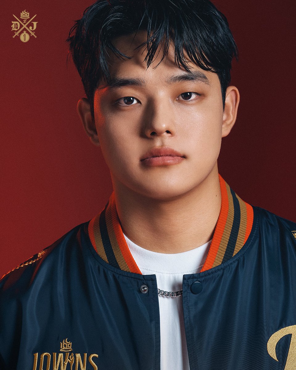 👑
[플레이어 상품 1차 라인업]
데뷔 첫 정규시즌 10승 달성, 포스트시즌에서의 눈부신 활약, 대전왕자 문동주의 플레이어 상품!

👑상품리스트
1️⃣ 대전왕자 제복 자켓 ₩179,000
2️⃣ 대전왕자 머플러 ₩32,000
3️⃣ 대전왕자 카라비너 ₩10,000
4️⃣ 대전왕자 기념구 ₩23,000
5️⃣ 문동주 응원타올 ₩25,000