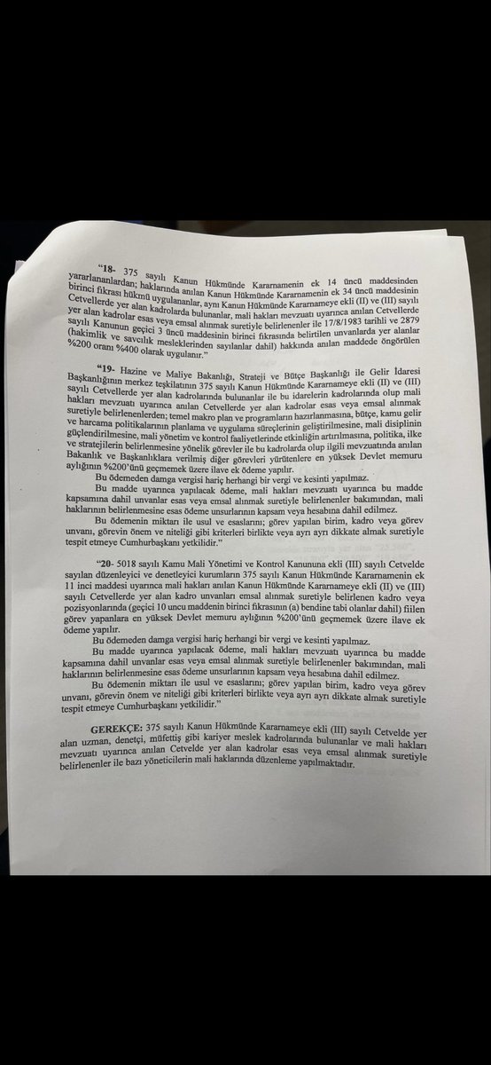 KaraKalemPLS's tweet photo. “Polise gelince deprem var, bütçe yok. Başka kuruma gelince önerge saniyesinde kabul.”

Bugün Meclis’ten geçen önergeyle;
uzman, denetçi, müfettiş gibi kariyer mesleklerde görev yapan personele ek ödeme, ücret iyileştirmesi ve mali hak düzenlemesi getirildi.

Hayır, yanlış değil.
Aynı Meclis, aynı bütçe, aynı ülke.

Ama sıra polis, jandarma, sahil güvenlik gibi canı pahasına görev yapan teşkilata gelince:
— “Deprem oldu.”
— “Kaynak yok.”
— “Şartlar oluşmadı.”
— “Çalışmalar sürüyor.”
— “Takvim veremiyoruz.”

Demek ki mesele kaynak değil, öncelik.
Demek ki mesele imkânsızlık değil, irade.

Bu ülkenin en ağır yükünü taşıyan personel yıllardır “sabredin” diye oyalanırken,
başka kurumlardaki kadrolara bir gecede düzenleme yapılabilmesi, ayrımcılığın açık göstergesidir.

Polis, kamunun en çok risk alan, en çok can veren, en çok sorumluluk taşıyan meslek grubudur.
Ve yine en çok görmezden gelinendir.

Biz kimseye düşman değiliz.
Hiçbir mesleğin hakkına da göz dikmeyiz.
Ama bizim hakkımızın da yıllardır ertelendiğini artık herkes görüyor.

Bugün bu düzenleme geçtiyse,
polis için geçmemesinin tek sebebi tercih meselesidir. 
#PolislerYaşamakİstiyor #Polis #Jandarma #SahilGüvenlik