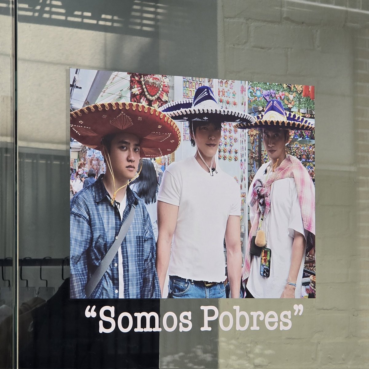 콩콩팡팡 전시회 등신대 멤버들 맨발까지 다 나와있음ㅋㅋㅋㅋㅋㅋㅋ 도경수 포스터 팔아주세요🙏