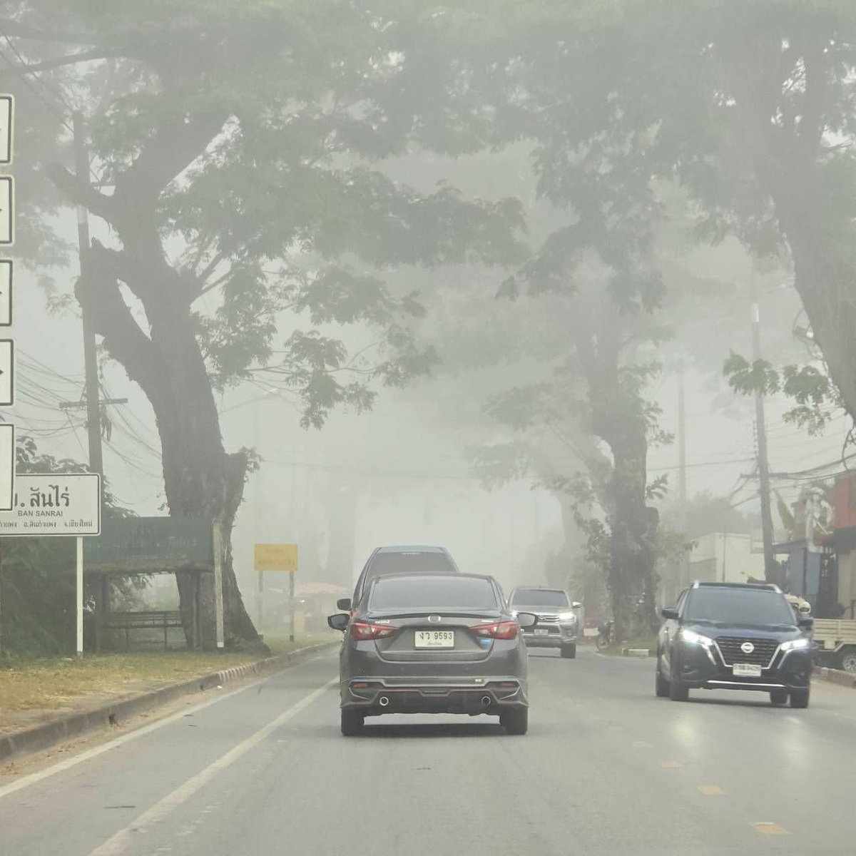 chiangmainews's tweet image. ป๊าดดด เชียงใหม่หมอกลงหนามากเช้านี้ ‼️🥶

บรรยากาศเช้าวันนี้ หลายที่ใน จ.เชียงใหม่ อากาศหนาวเย็น หมอกลงหนาจัด ขับขี่ระมัดระวังกันเน้อเจ้า (2 ธ.ค. 68) 
.
ภาพ : เชียงใหม่นิวส์, แฟนเพจเชียงใหม่นิวส์

#เชียงใหม่นิวส์ #chiangmainews