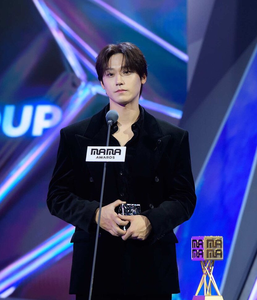 ldh_simp's tweet photo. lee dohyun’s mama 2026 look! https://t.co/cEDyaWlc1C