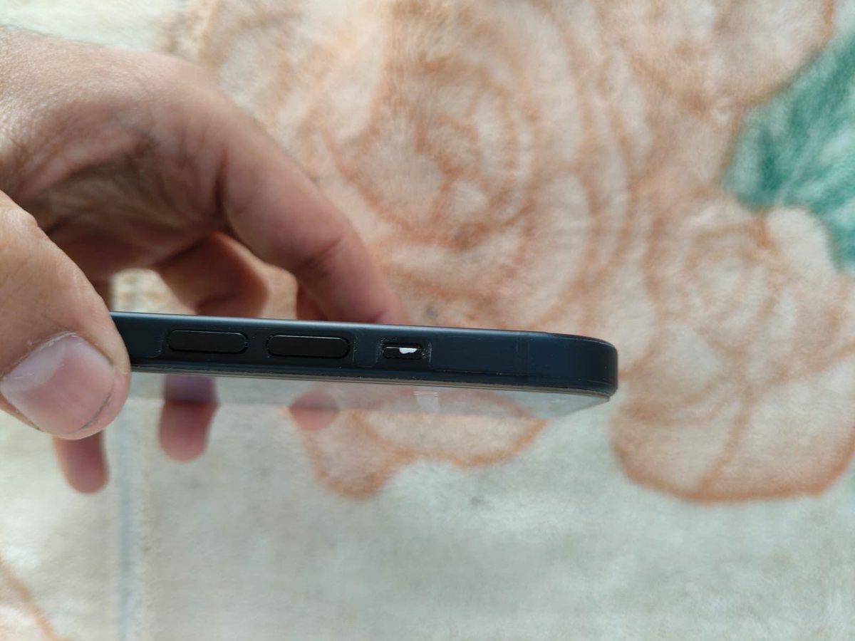 thisisamanabbas's tweet photo. I’m a first-time Apple user switching from Android and this experience is shocking. I even visited your service team physically and contacted support over call, but got no resolution, and the service guy bluntly said, “We’re not liable for this!” https://t.co/J39uIWzE1Z