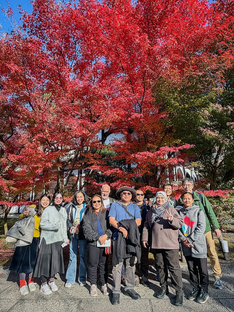 kucseas's tweet image. 🍁秋の散策ツアーin東山🍁
先週末には客員研究者と教員の有志がそろって #永観堂、#南禅寺 方面の紅葉散策を楽しみました。10年以上前に故・清水展先生のアイデアで始まったCSEASの #国際交流 イベント、今年も、お天気にも参加者にも恵まれ、楽しいひとときとなりました。