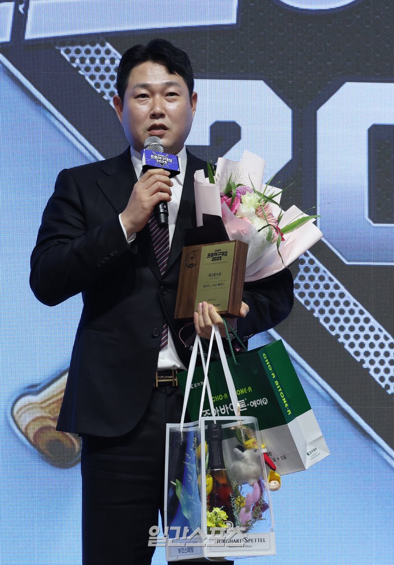 [포토]양의지, 최고 포수상 수상 (출처 : 네이버 스포츠) naver.me/xPUhEeM8

아빠 최고포수상 🥰🥰🥰