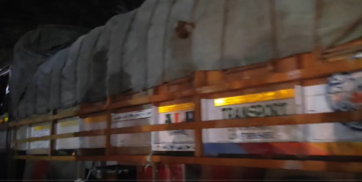 ArgusNews_in's tweet image. #Bhubaneswar : Bajrang Dal activists reportedly chased and intercepted a large truck carrying cattle hides at Khandagiri Square early this morning. Police have detained the truck’s driver and helper 

#BajrangDal #CattleHides #Interception