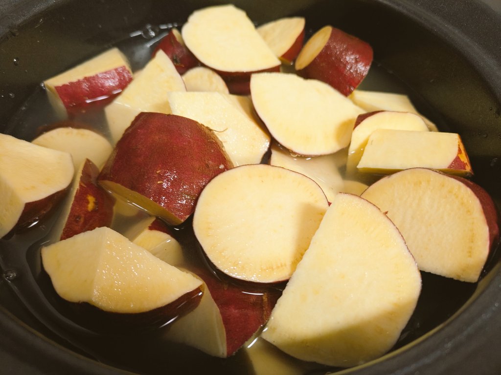 休みなのでさつまいもを煮ます🍠