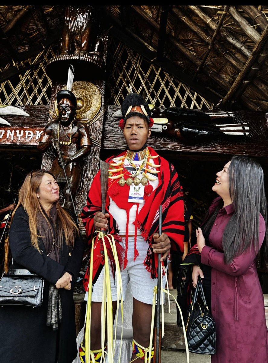 KaiheAwan's tweet image. Standing tall at the Konyak Morung! 
An incredible moment meeting Mr. Khampei Yongan Konyak often cited as the tallest man in Nagaland, clad in the powerful Konyak Naga warrior tradition. This cultural center is where history and traditions are passed down.
What a magnificent…