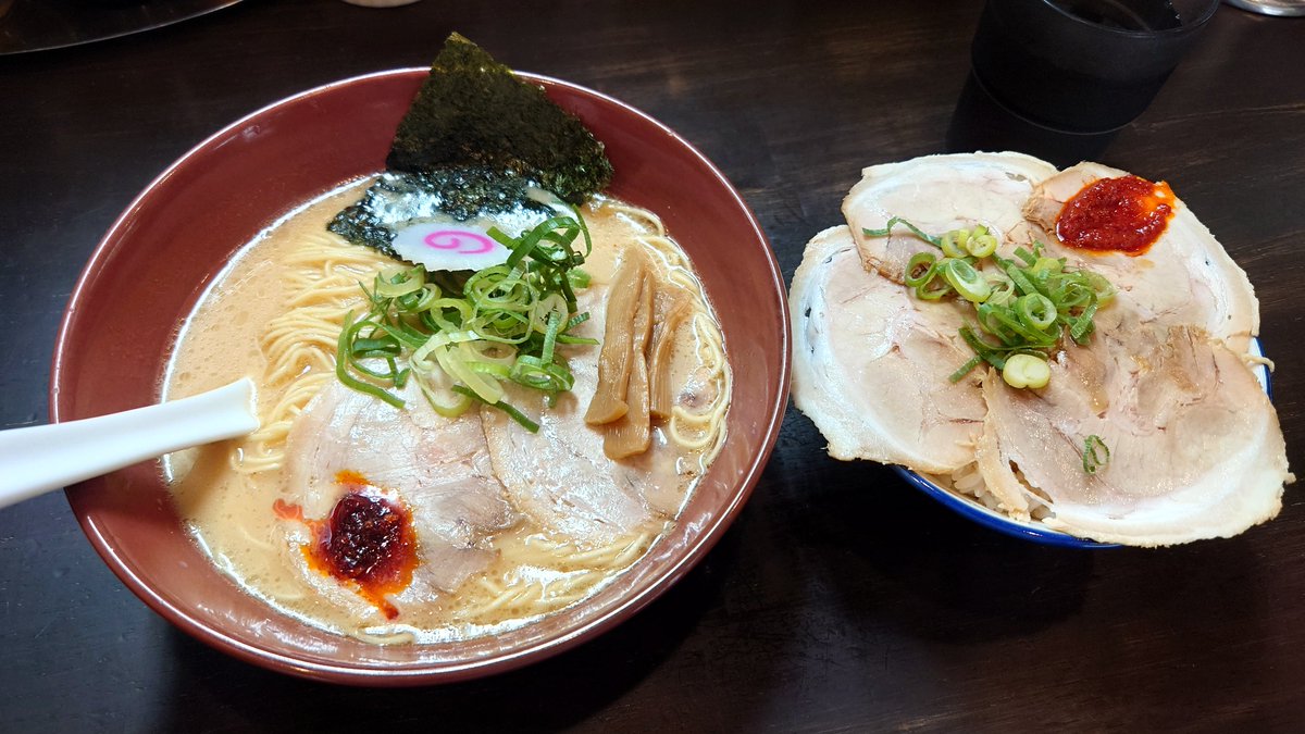 今日もラーメン🍜 開店から30分以内だと割引があるので半チャー丼つけ