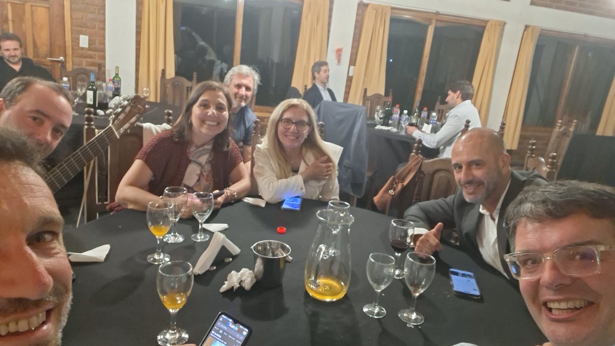 Con amigos celebrando las experiencias vividas. Gracias por todo. Gracias a todos...