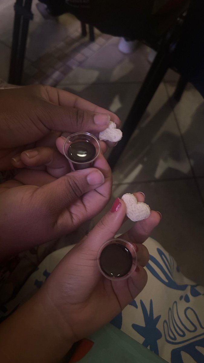 golinha03's tweet image. Na minha igreja o pão da Santa Ceia é em formato de coração, acho muito fofinho