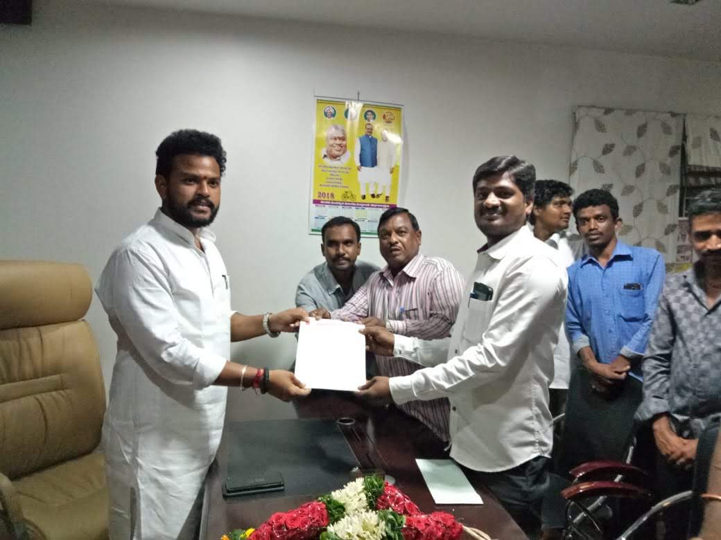 రైల్వే అప్రెంటిస్ సమస్యలను పరిష్కరించండి
తెలుగు రాష్ట్రాల్లో ఉన్న కేంద్ర మంత్రులు
తెలుగు రాష్ట్రాల ప్రభుత్వాలు పెండింగ్లో ఉన్న
మా ఈ సమస్యను సెంట్రల్ రైల్వే రిక్రూమెంట్ తెలుగు రాష్ట్రాల్లో కూడా అమలు చేయాలి
<a href="/TelanganaCMO/">Telangana CMO</a> 
<a href="/PawanKalyan/">Pawan Kalyan</a> 
<a href="/CMRamesh_MP/">Dr. CM Ramesh</a> 
<a href="/naralokesh/">Lokesh Nara</a>  
<a href="/JaiTDP/">Telugu Desam Party</a>