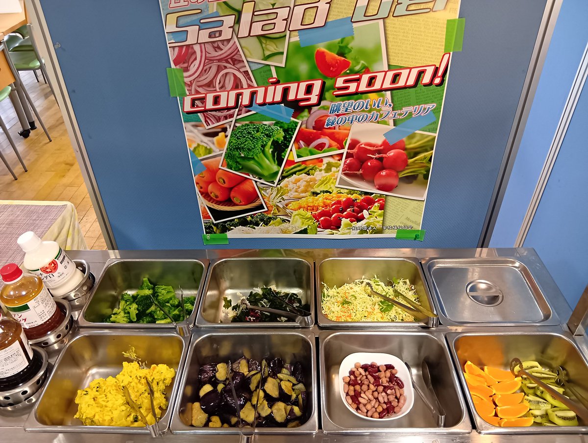 おはようございます☀本日もよろしくお願い致します🙌本日のメニュー！
チーズミンチカツ＆カニコロッケ
白身魚のレモンペッパー焼き
油淋鶏丼
鍋焼きうどん
サラダバー
久しぶりの鍋焼きうどん登場です✨️
やっとサンプルケースもクリスマス仕様となりました🙇
皆様のお越しをお待ちしております🤗