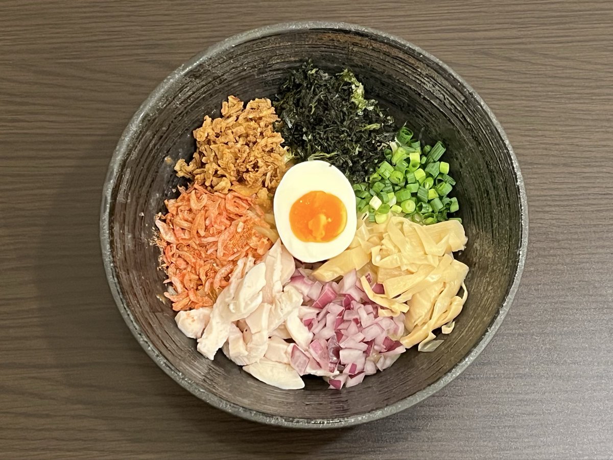 本日の限定は、
【辛！塩つけ麺〜自家製柚子胡椒入り〜】
【和風昆布水つけ麺】【パイタン赤】
【鶏塩まぜそば】【貝煮干しラーメン】です。

【辛！塩つけ麺〜自家製柚子胡椒入り〜】は、辛！とありますが、それほど辛くはないです。