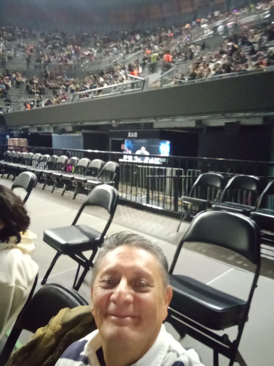 _marale's tweet photo. Mi papá (68 años) ya puestisimo para ver a su artista favorita, Dua Lipa 🤩 https://t.co/pFFnbIYCvN