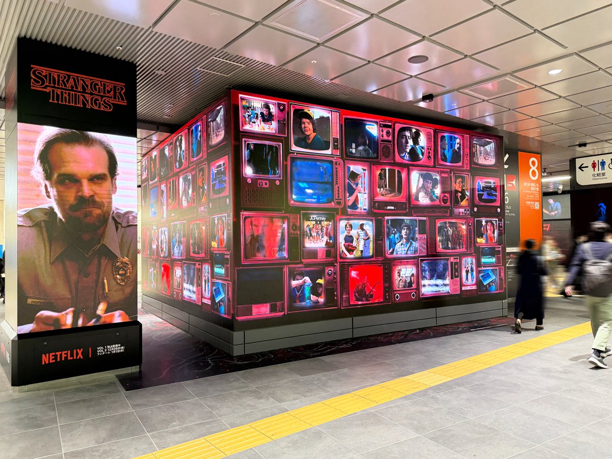 sogohodopopeye's tweet photo. 新宿BBBでNetflix『#ストレンジャーシングス』の広告が放映中✨
横長の媒体「BELT」の下部は壁をラッピング、大きな「BOX」周りにはフロアシートが貼られ、よりエリアの一体感を高めています👀
#ストシン
https://t.co/KF7pNqcxGy https://t.co/GZ1Y5wG4F4