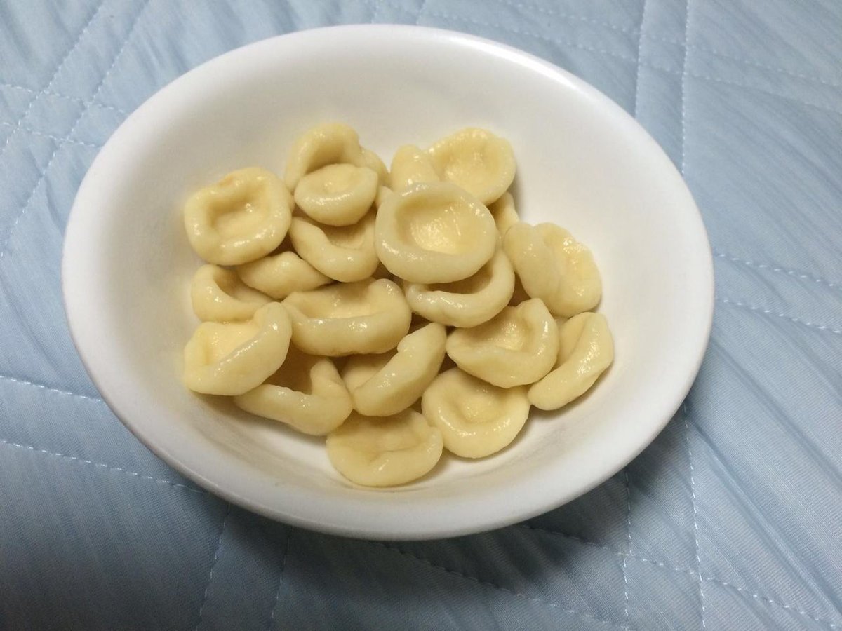 1 番組の途中ですが 2016/08/23(火) 03:21:08.33 ID:/7YX6QFt0
薄力粉100グラム、塩一つまみ、水大さじ2を混ぜこねてまとまるくらいにする

一口サイズに分けて真ん中をへこます

5分くらいゆでる

完成

材料費15円くらいなのに結構腹にたまるわこれ