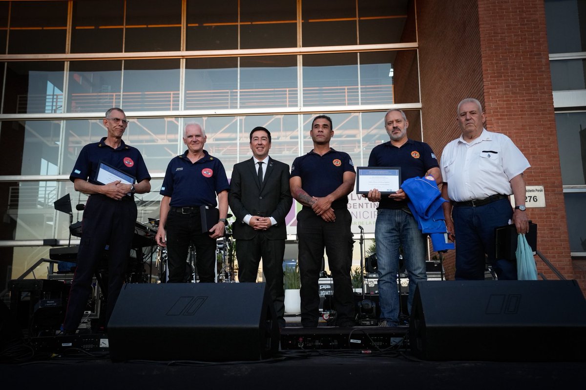 Nardini_Leo's tweet photo. Celebramos nuestro 30° aniversario homenajeando a la comunidad que permitió que Malvinas crezca 🤍💚💙

Y puedo mira hacia atrás y notar todo lo que fue creciendo Malvinas.

Estamos a pocos días de cumplir 10 años de gestión y soñábamos con @luisvivona, con @Noecorrea_ok, y muchos compañeros más con poder llevar adelante un montón de transformaciones que tenían que ver con ampliar el espacio público para la familia, invertir en infraestructura que permita acceder al deporte, a la cultura y cuidar como política de Estado la salud, la infraestructura urbana, las obras hídricas, las calles, la luminaria y cada pequeña cosa que hoy nos enorgullece de Malvinas Argentinas.

En estas fechas, reflexionemos, con ese esfuerzo, esas ganas y esa convicción genuina como seguir construyendo el futuro de Malvinas con identidad, acercando el Estado a la gente.

Felices 30, Malvinas.

#Malvinas30Años